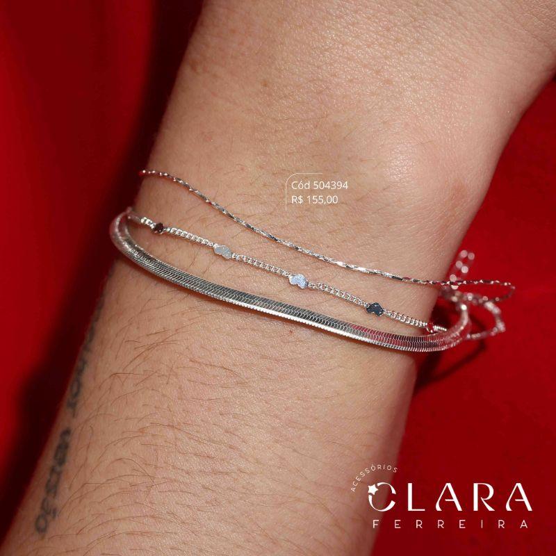 PULSEIRA TRIPLA: 1 FIO MALHA FITA 3MM, 1 FIO MALHA CABELINHO DE ANJO E 1 FIO ELOS GRUMET 1X1 C/ CORAÇÕES MARTELADOS - 17CM - Banho de Prata