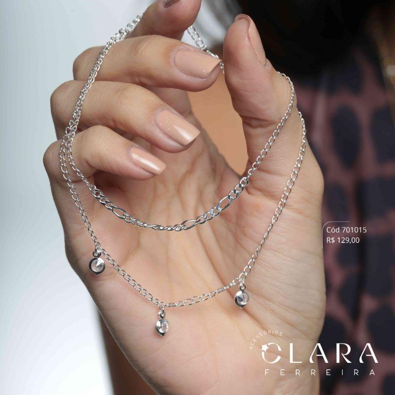 TORNOZELEIRA DUPLA: 1 FIO ELOS C/ MEIO ELOS GRUMET E 1 FIO ELOS C/ 3 TIFFANYS 5MM PENDURADAS - 23CM - Banho de Prata