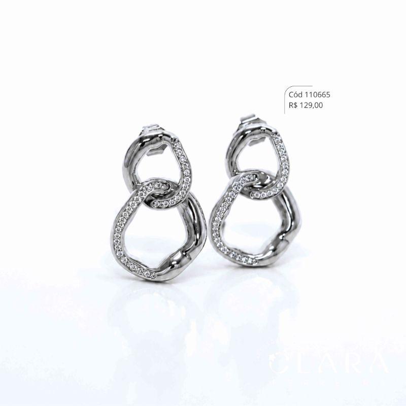 BRINCO 2 CÍRCULOS VAZADOS ONDULADOS C/ DETALHE EM 1 LADO MICROZIRCÔNIAS LINHA ORGÂNICOS - 30MM - Ródio Branco