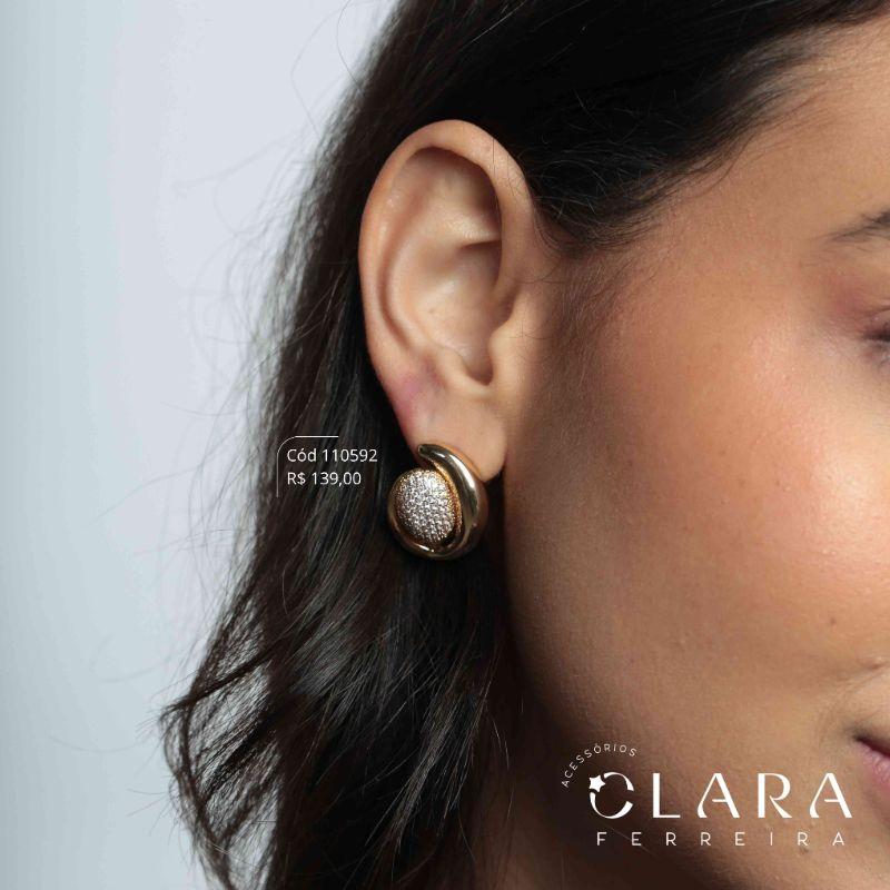 BRINCO BOTÃO C/ MEIO CHUVEIRINHO OVAL MICROZIRCÔNIAS C/ BORDA LISA VAZADA LINHA ORGÂNICOS - 24MM - Dourado