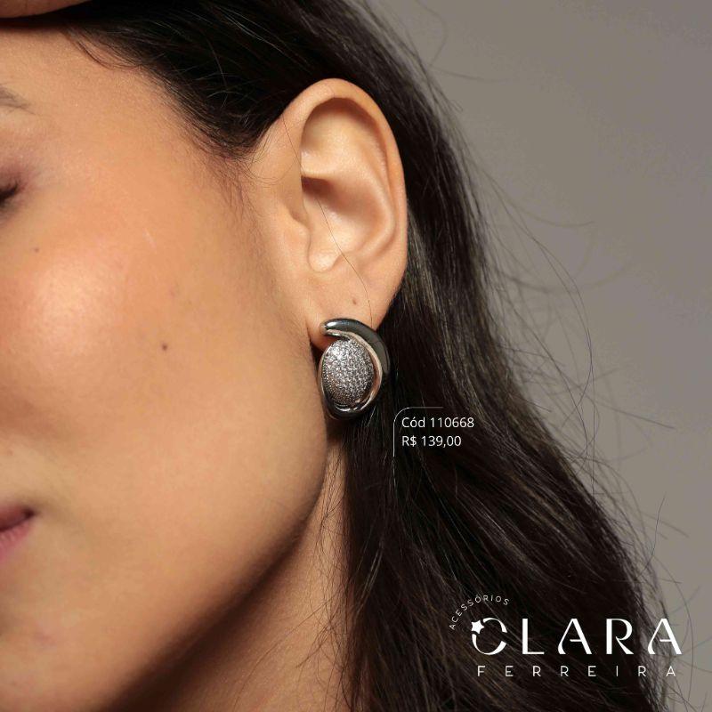 BRINCO BOTÃO C/ MEIO CHUVEIRINHO OVAL MICROZIRCÔNIAS C/ BORDA LISA VAZADA LINHA ORGÂNICOS - 24MM - Ródio Branco