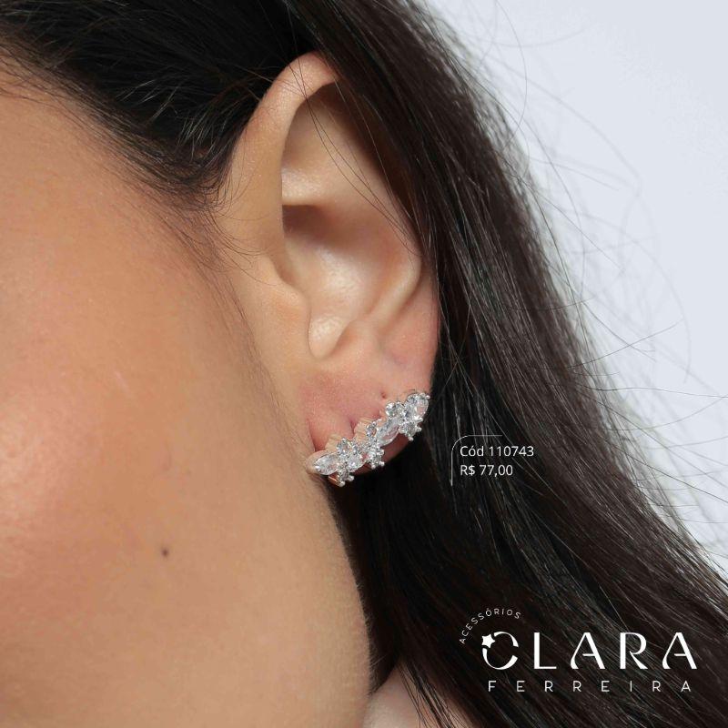 BRINCO EAR CUFF 2 ZIRCÔNIAS NAVETES E 2 ZIRCÔNIAS REDONDAS INTERCALADAS ADORNADAS ZIRCÔNIAS REDONDAS - 23MM - Banho de Prata