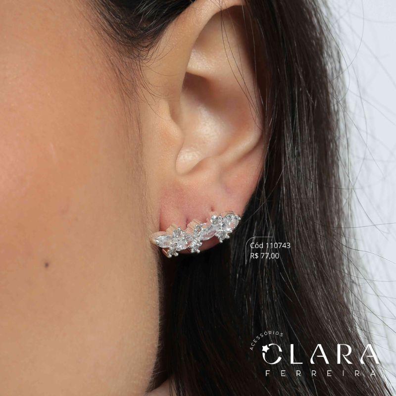 BRINCO EAR CUFF 2 ZIRCÔNIAS NAVETES E 2 ZIRCÔNIAS REDONDAS INTERCALADAS ADORNADAS ZIRCÔNIAS REDONDAS - 23MM - Banho de Prata