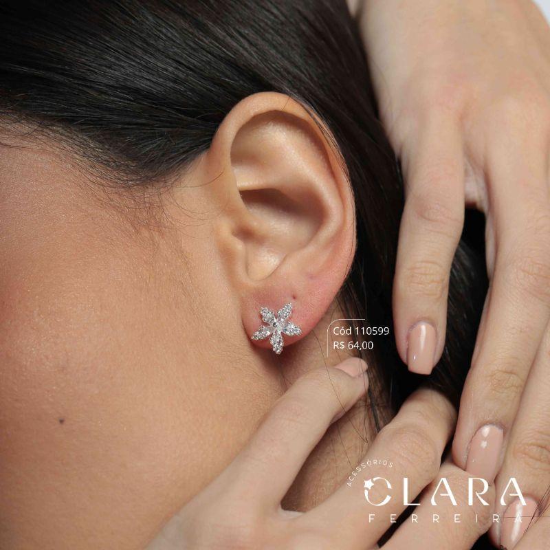 BRINCO FLOR 5 PÉTALAS C/ MEIO ZIRCÔNIA GOTA E PONTAS MICROZIRCÔNIAS - 12MM - Banho de Prata