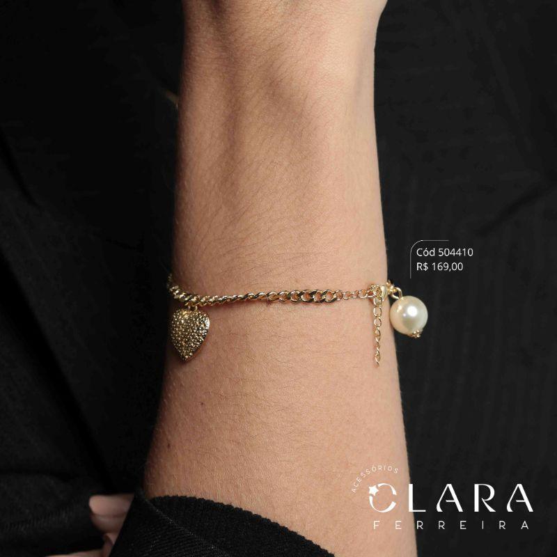 PULSEIRA 2 MALHAS: METADE ELOS CARTIER 3MM E METADE ELOS GRUMET 4MM 1X1 C/ 1 CORAÇÃO JATEADO 13MM E 1 PÉROLA 10MM PENDURADOS - 17CM - Dourado