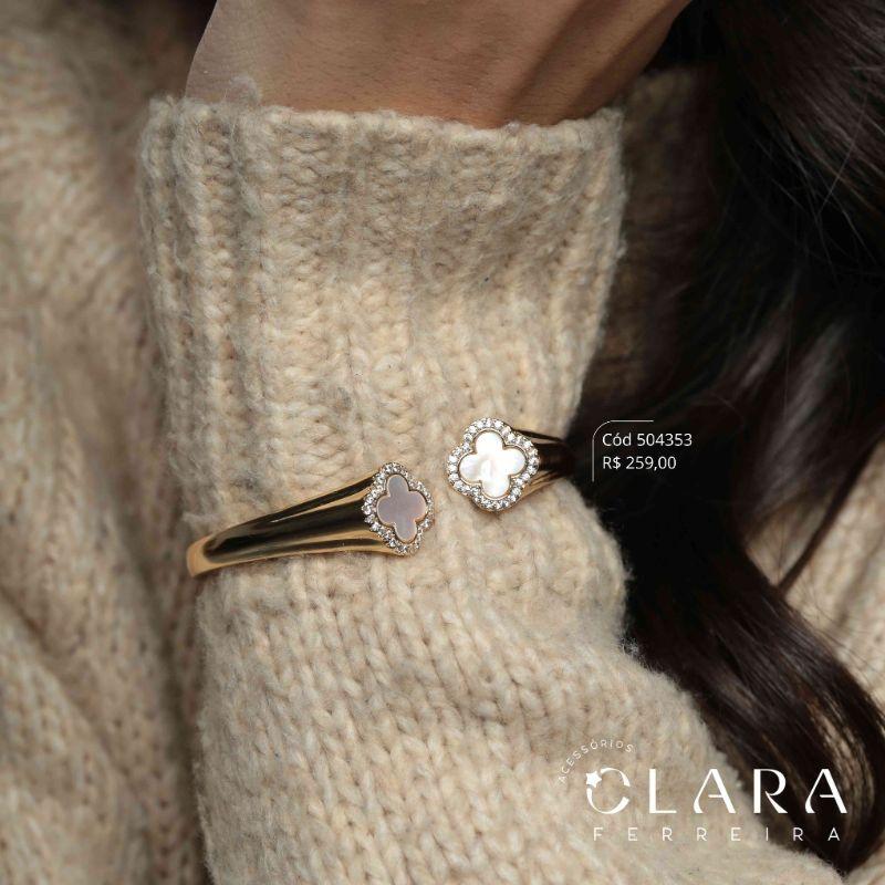 PULSEIRA BRACELETE FIO RÍGIDO C/ PONTAS TREVO VAN CLEEF ALHAMBRA MADREPÉROLA ADORNADAS C/ MICROZIRCÔNIAS - Dourado