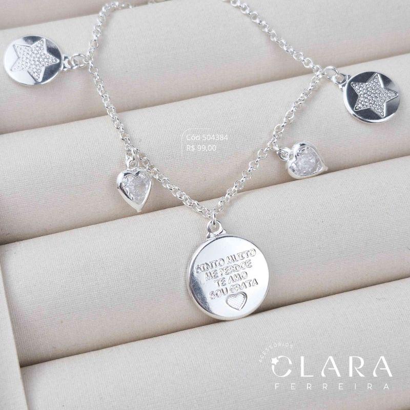 PULSEIRA ELO PORTUGUÊS 2MM C/ 3 MEDALHAS REDONDAS: 2 MEDALHAS ESTRELA E 1 MEDALHA MANUSCRITA SINTO MUITO, ME PERDOA, TE AMO, SOU GRATA E C/ 2 TIFFANYS CORAÇÕES PENDURADAS - 12 E 15MM - Banho de Prata