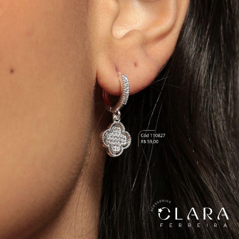 BRINCO ARGOLINHA CLICK 1 FILEIRA MICROZIRCÔNIAS C/ TREVO VAN CLEEF ALHAMBRA 11MM MICROZIRCÔNIAS ADORNADO C/ 1 FIO JATEADO PENDURADO - 11X2MM - Banho de Prata