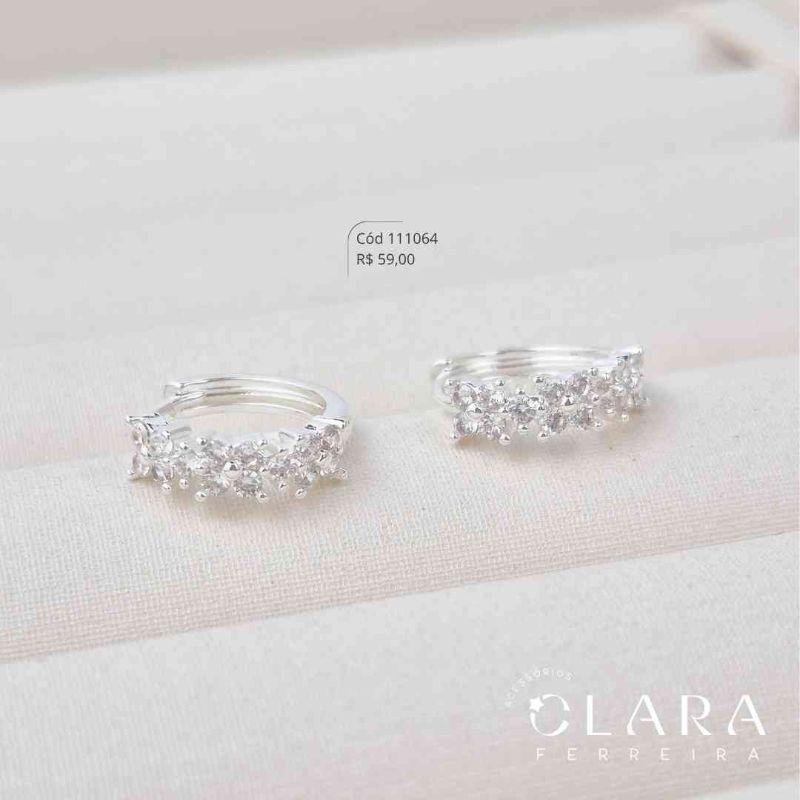 BRINCO ARGOLINHA CLICK C/ 3 FLORES PÉTALAS ZIRCÔNIAS REDONDAS - 14X3MM - Banho de Prata