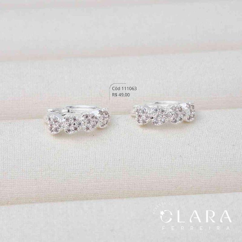 BRINCO ARGOLINHA CLICK C/ 4 CORAÇÕES MICROZIRCÔNIAS - 13X2MM - Banho de Prata