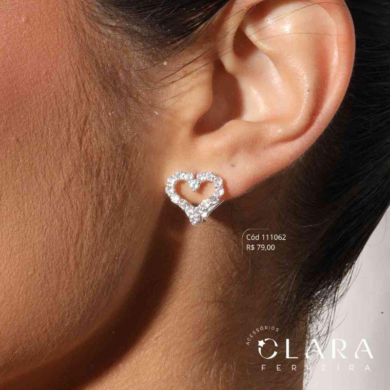 BRINCO ARGOLINHA CLICK CORAÇÃO MICROZIRCÔNIAS VAZADO - 12X11MM - Banho de Prata