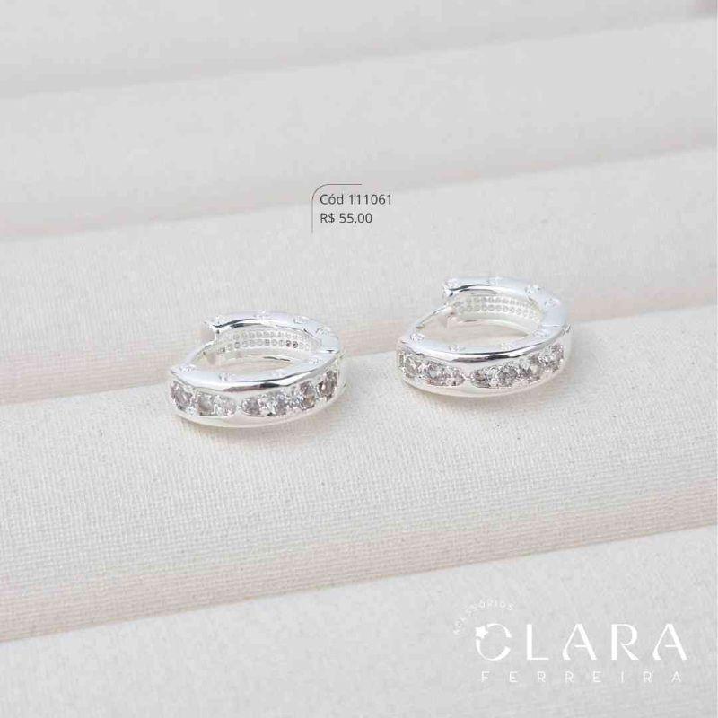 BRINCO ARGOLINHA CLICK MICROZIRCÔNIAS C/ LATERAL LISA - INSPIRAÇÃO CARTIER - 12X4MM - Banho de Prata