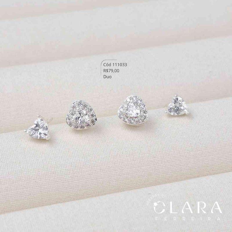 BRINCO KIT DUO CORAÇÕES: 1 ZIRCÔNIA CORAÇÃO ADORNADA C/ MICROZIRCÔNIAS E 1 ZIRCÔNIA CORAÇÃO CAIXA COROA C/ 3 GARRAS - 4 E 7MM - Banho de Prata