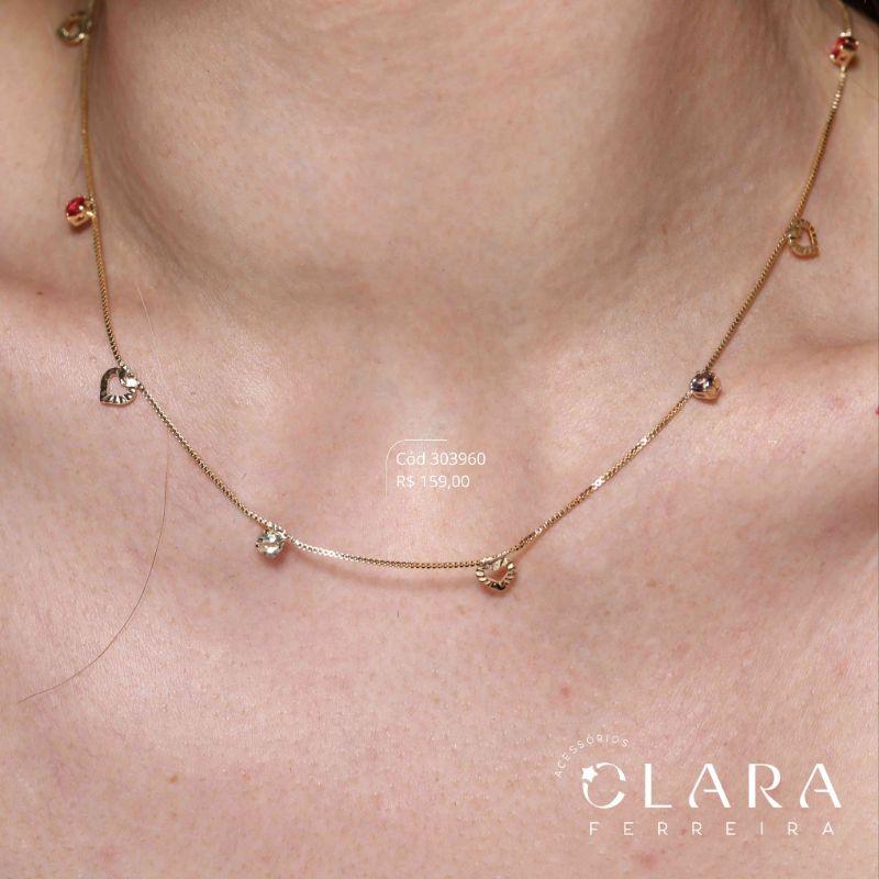COLAR VENEZIANA C/ 5 CORAÇÕES RAIADOS 17MM VAZADOS E 4 ZIRCÔNIAS REDONDAS 5MM CAIXA COROA 4 GARRAS FIXAS - 40CM - Dourado