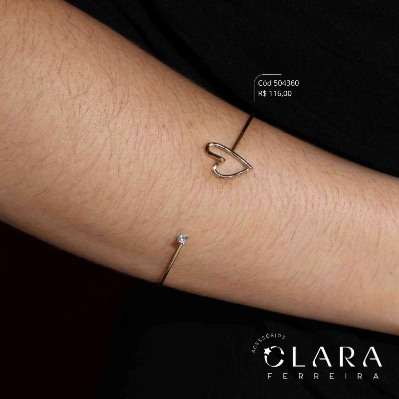 PULSEIRA BRACELETE RIGIDO C/ 1 PONTA ZIRCÔNIA REDONDA E 1 PONTA CORAÇÃO VAZADO - PEÇA EXCLUSIVA - Dourado