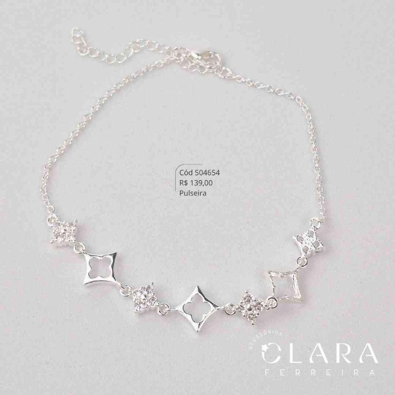 PULSEIRA ELOS C/ 7 TREVOS LOUIS VUITTON: 4 TREVOS ZIRCÔNIAS REDONDAS E 3 TREVOS LISOS VAZADOS - 19CM - Banho de Prata