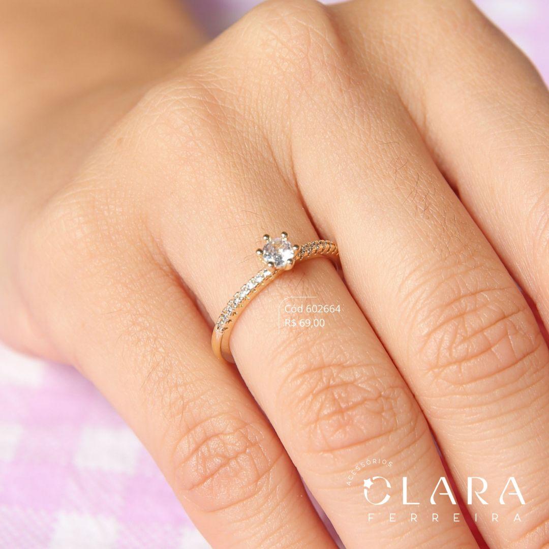 ANEL SOLITARIO ZIRCONIA REDONDA 3MM C/ 1 FILEIRA MICROZIRCONIAS - CAIXA COROA 6 GARRAS  - Dourado