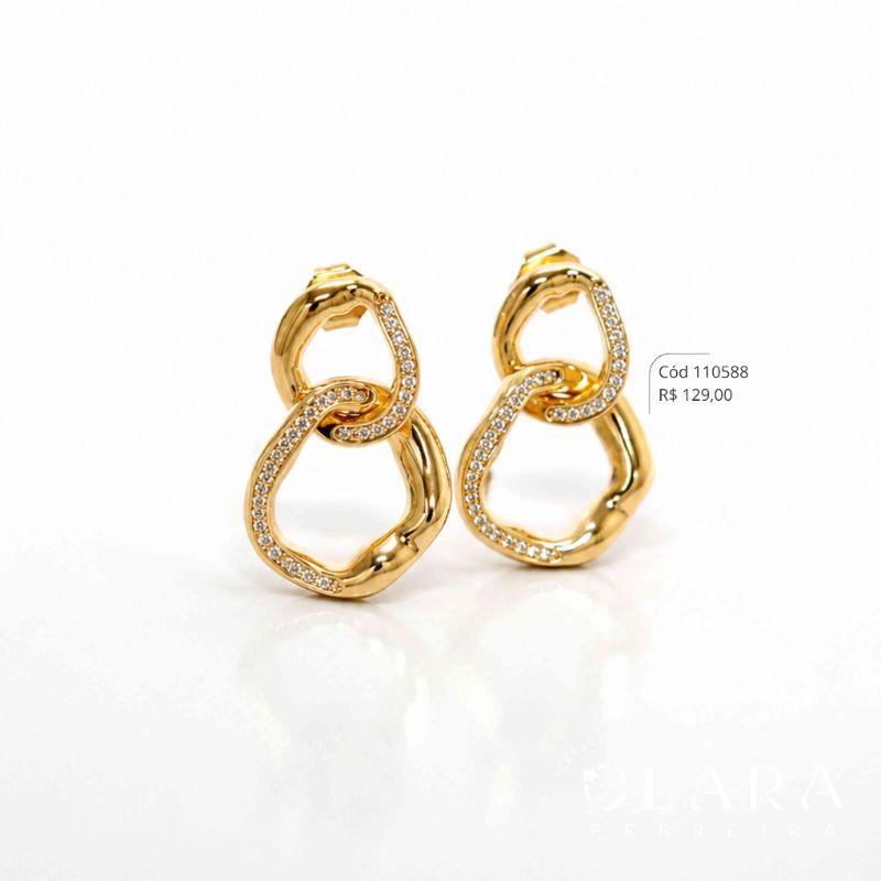 BRINCO 2 CÍRCULOS VAZADOS ONDULADOS C/ DETALHE EM 1 LADO MICROZIRCÔNIAS LINHA ORGÂNICOS - 30MM - Dourado