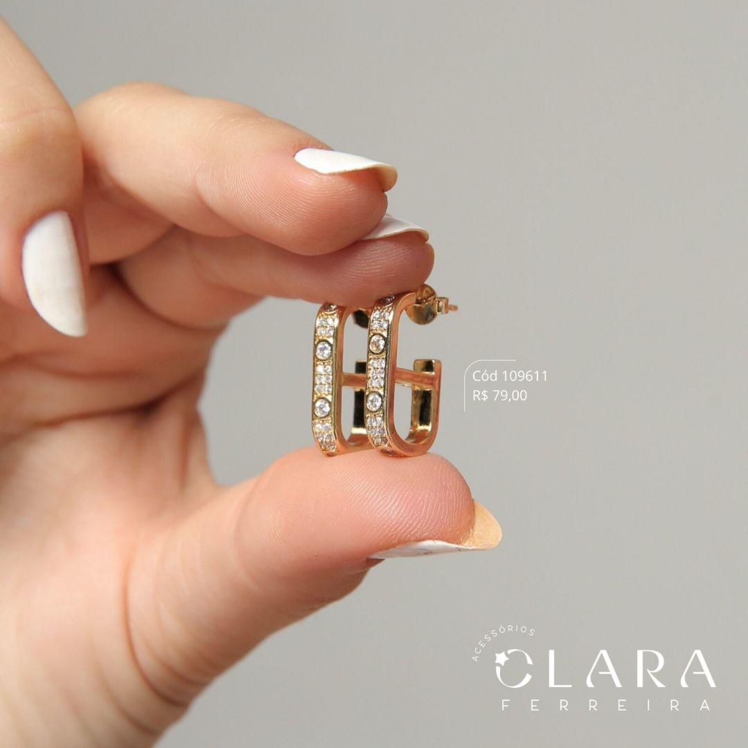 BRINCO ARGOLA C/ DETALHE ABERTO 2 FILEIRAS MICROZIRCONIAS - INSPIRAÇÃO LOUIS VUITTON - 20X3MM - Dourado