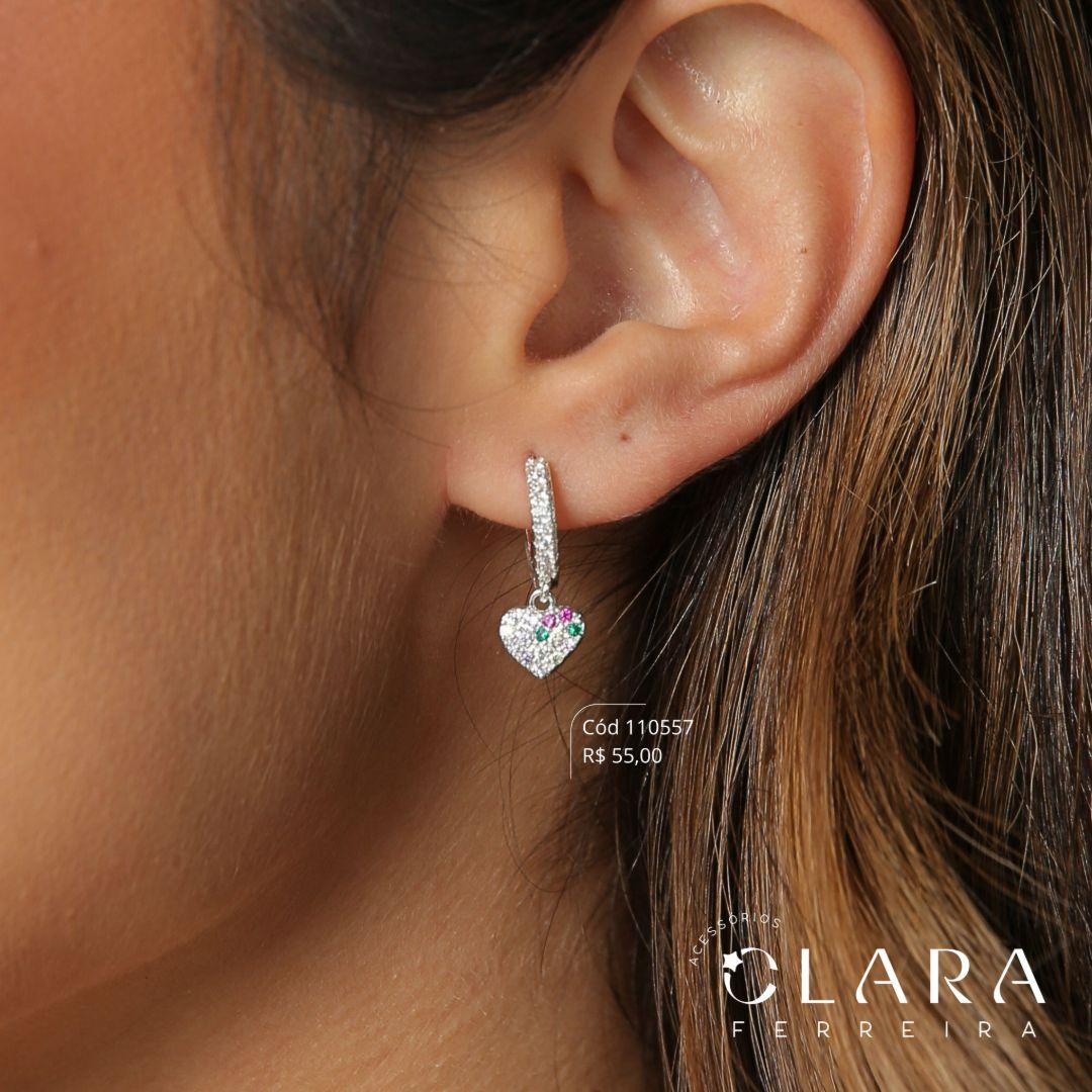 BRINCO ARGOLINHA CLICK 1 FILEIRA MICROZIRCÔNIAS C/ 1 CORAÇÃO MICROZIRCÔNIAS 8MM PENDURADA - 13X2MM - Banho de Prata