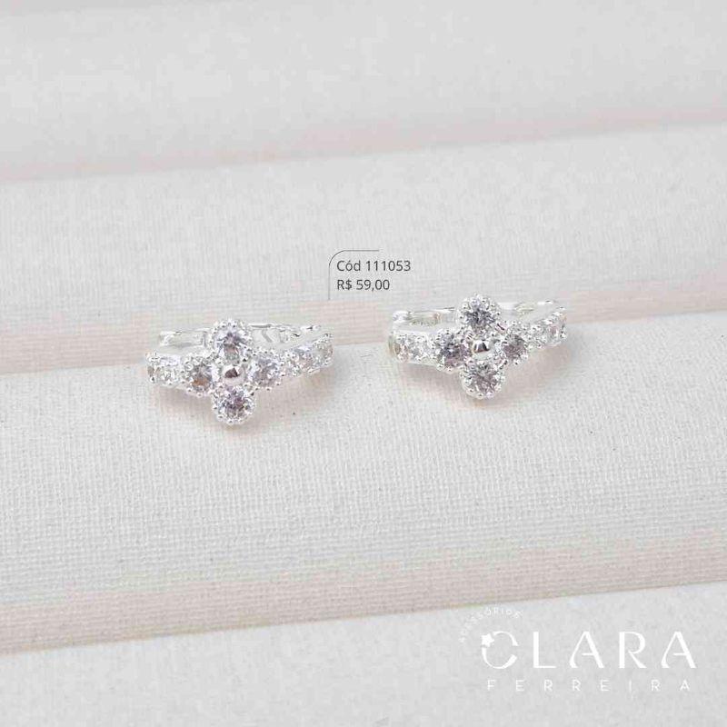 BRINCO ARGOLINHA CLICK 1 FILEIRA MICROZIRCÔNIAS C/ 1 TREVO VAN CLEEF ALHAMBRA - 12X2MM - Banho de Prata