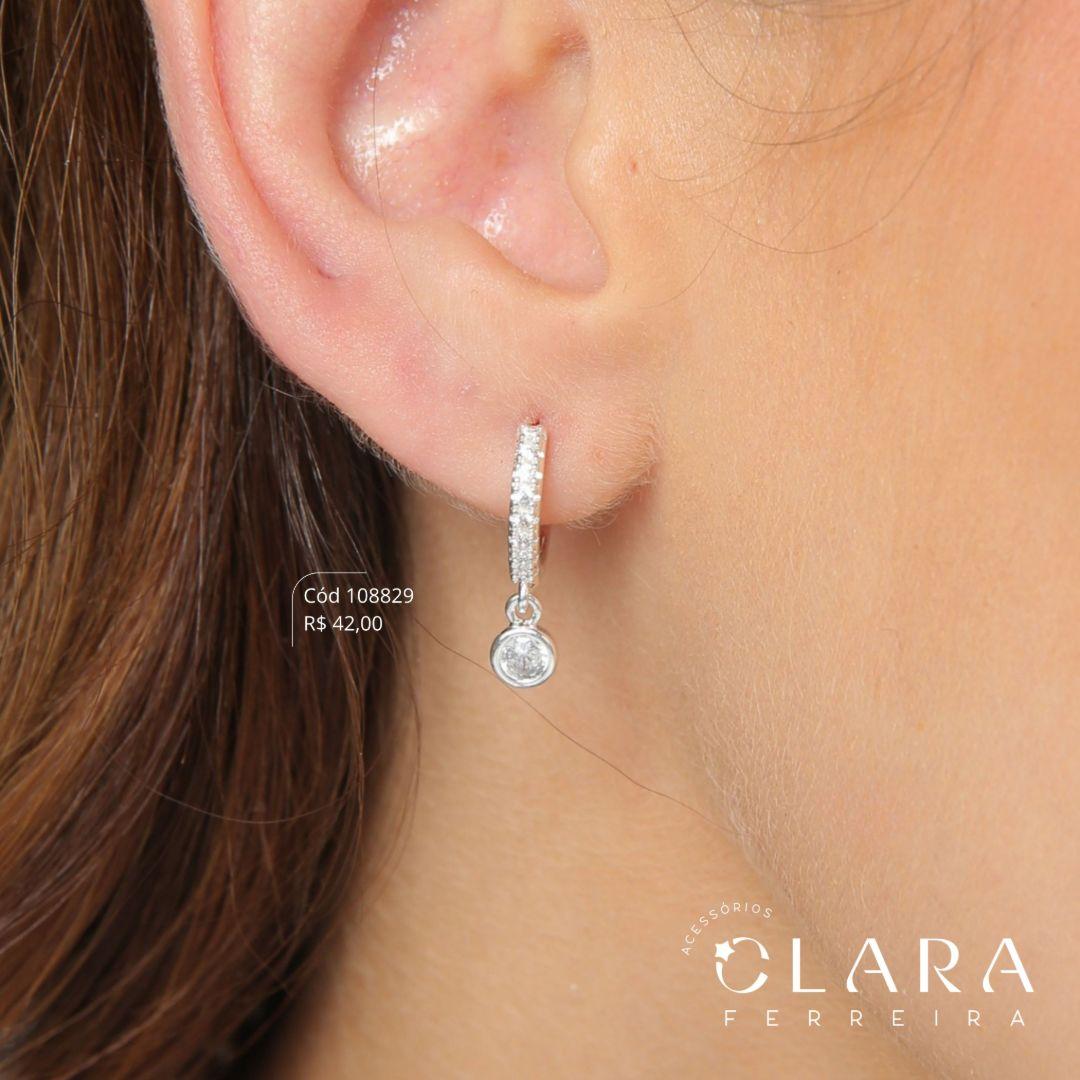 BRINCO ARGOLINHA CLICK 1 FILEIRA MICROZIRCONIAS C/ ZIRCONIA REDONDA 4MM CAIXA FUNDIDA PENDURADA  - 12X2MM - PEÇA EXCLUSIVA -Banho de Prata