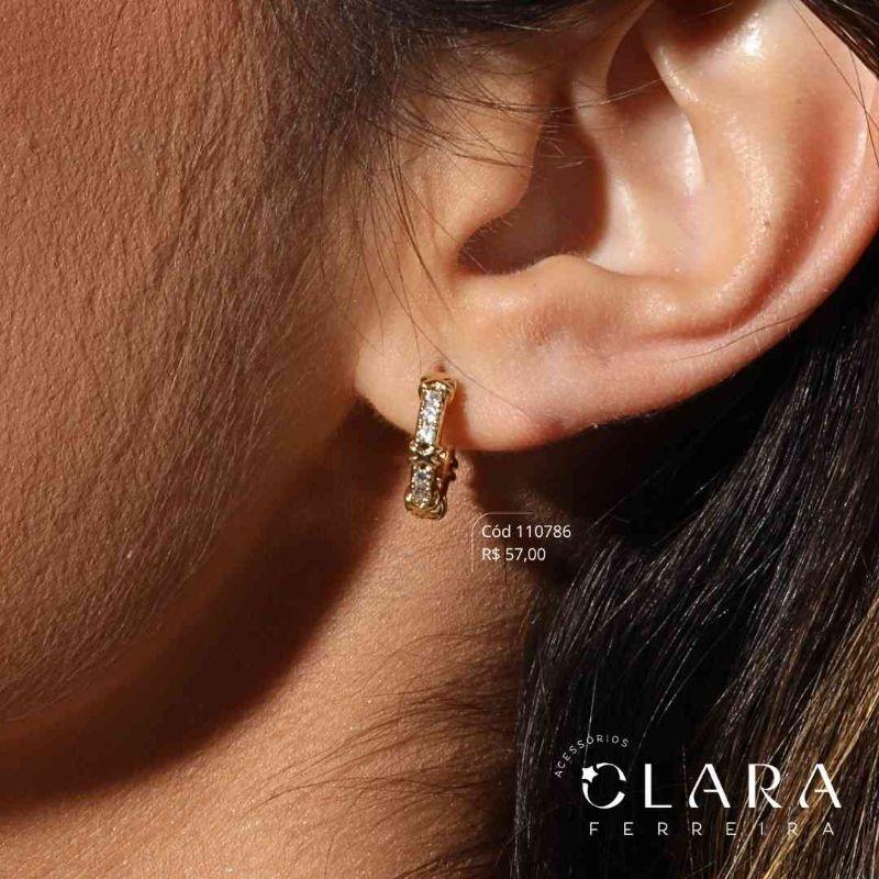 BRINCO ARGOLINHA CLICK 2 MICROZIRCÔNIAS INTERCALADAS C/ FIOS CRUZADOS - 11X3MM - Dourado
