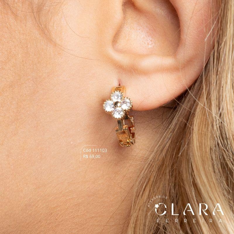 BRINCO ARGOLINHA CLICK MALHA TIJOLINHO C/ 1 TREVO VAN CLEEF ALHAMBRA ZIRCÔNIAS REDONDAS - 17X4MM - Dourado