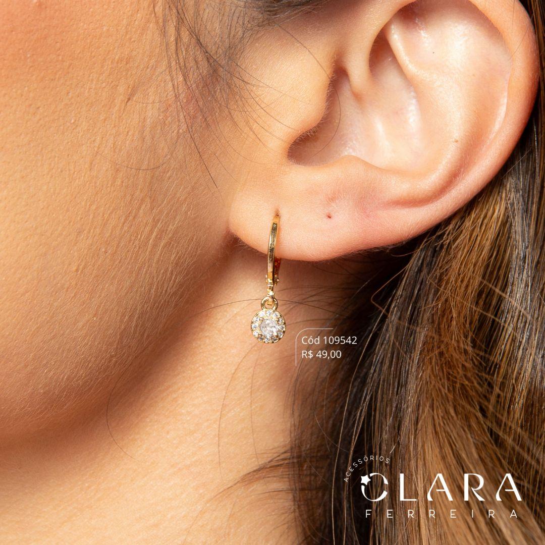 BRINCO ARGOLINHA TRANQUETA C/ 1 ZIRCONIA REDONDA 3MM ADORNADA MICROZIRCONIAS PENDURADA - Dourado