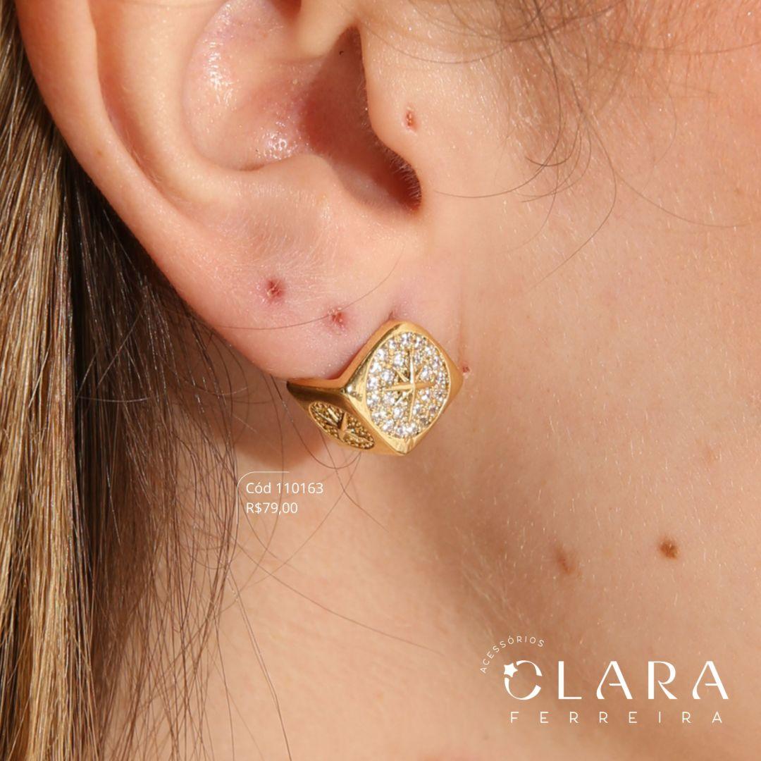BRINCO BOTÃO FORMATO CUBO MICROZIRCÔNIAS E ESTRELA DE DAVI LISA - EDIÇÃO LIMITADA - 10X10MM - Dourado