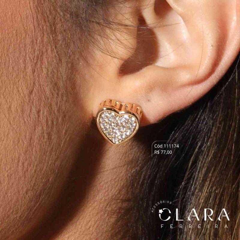 BRINCO CORAÇÃO MICROZIRCÔNIAS C/ BORDAS LISAS E LATERAL VAZADA - 13MM - Dourado