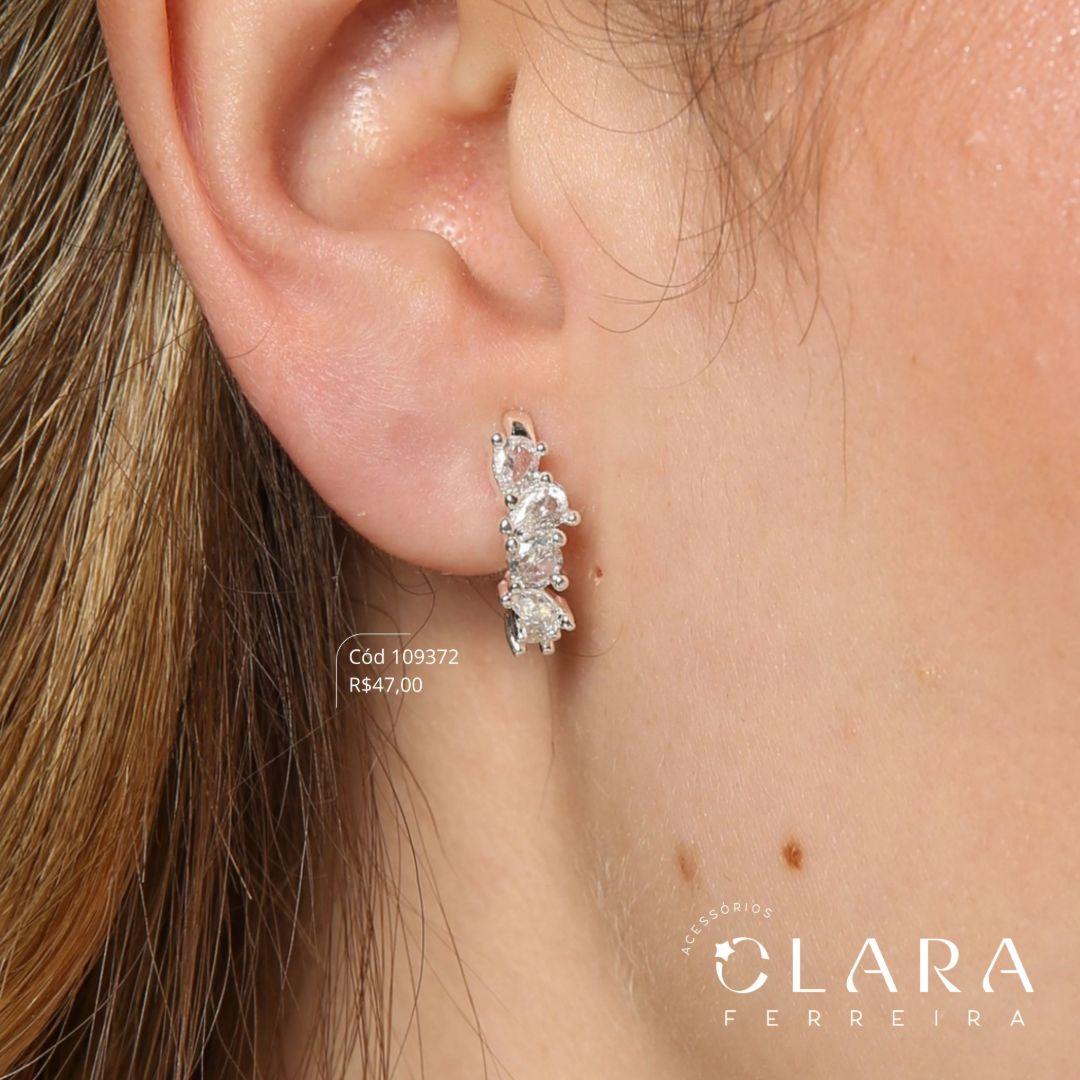 BRINCO EAR HOOK C/ 2 ZIRCONIAS GOTA 3MM 2 ZIRCONIAS REDONDAS 3MM E 1 ZIRCONIA NAVETE 2MM - 15MM - Banho de Prata