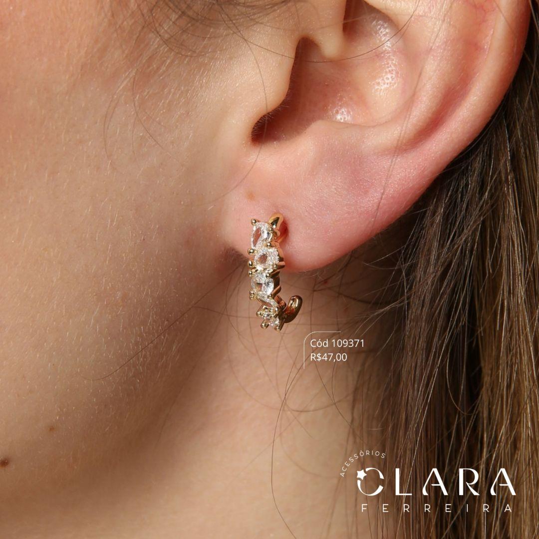 BRINCO EAR HOOK C/ 2 ZIRCONIAS GOTA 3MM 2 ZIRCONIAS REDONDAS 3MM E 1 ZIRCONIA NAVETE 2MM - 15MM - Dourado