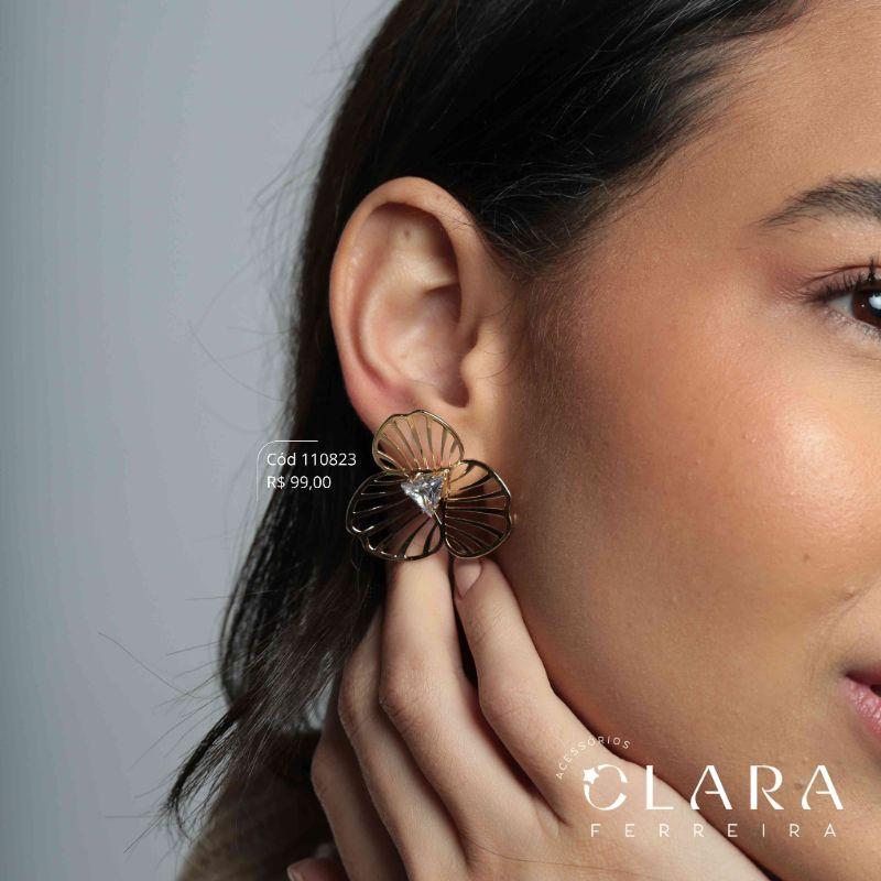 BRINCO FLOR LISA VAZADA C/ MIOLO ZIRCÔNIA TRIÂNGULO 9MM - LINHA ORGÂNICOS - 33MM - Dourado