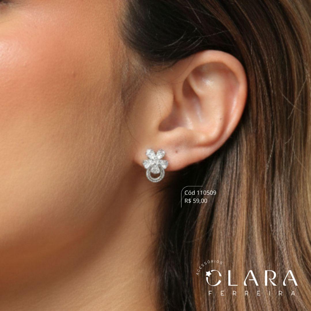 BRINCO FLOR PÉTALAS ZIRCÔNIAS GOTA C/ CÍRCULO MICROZIRCÔNIAS VAZADO FIXO - 14MM - Banho de Prata