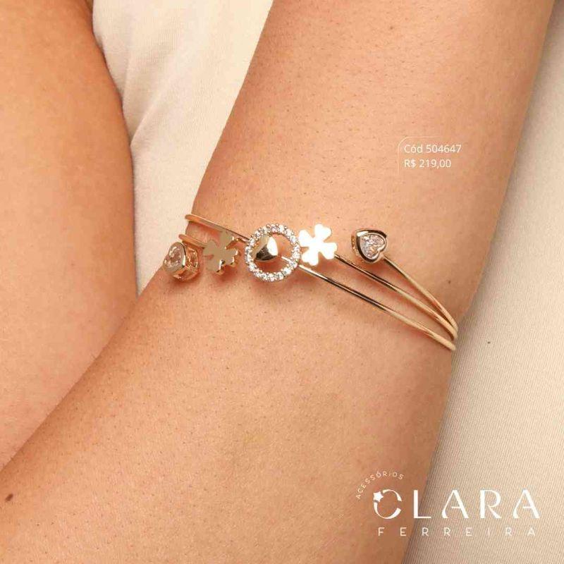 PULSEIRA BRACELETE 3 FIOS LISOS C/ 2 ZIRCÔNIAS CORAÇÃO CAIXA INGLESA FUNDIDA, 2 TREVOS 4 FOLHAS LISOS E 1 CORAÇÃO LISO ADORNADO MICROZIRCÔNIAS - Dourado