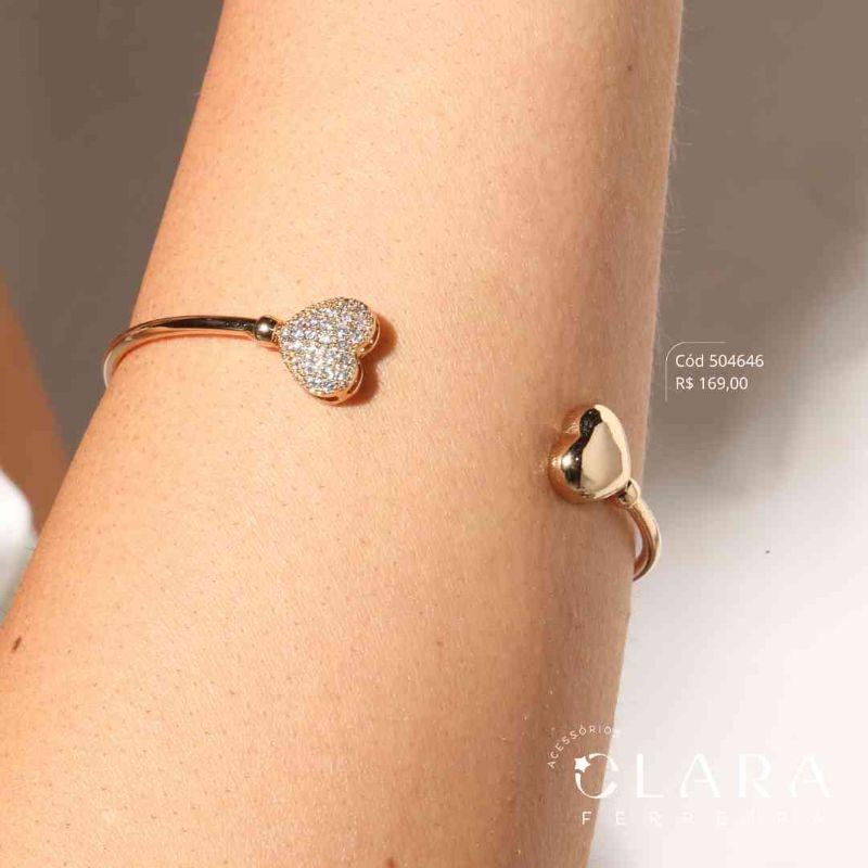 PULSEIRA BRACELETE ABERTO FIO LISO C/ 1 PONTA CORAÇÃO LISO E 1 PONTA CORAÇÃO MICROZIRCÔNIAS - 12MM - Dourado
