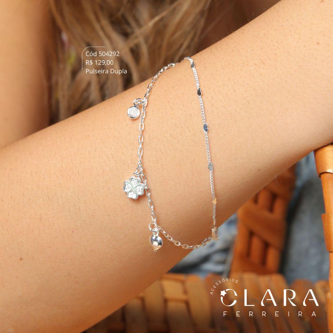 PULSEIRA DUPLA: 1 FIO ELOS GRUMET 1X1 C/ CORAÇÕES MARTELADOS E 1 FIO ELOS CARTIER C/ 1 TREVO DE 4 FOLHAS MICROZIRCÔNIAS, 1 CORAÇÃO LISO E 1 TIFFANY REDONDA PENDURADOS - 17CM - Banho de Prata