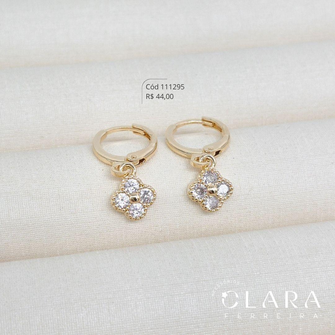 BRINCO ARGOLINHA TRANQUETA C/ TREVO VAN CLEEF ALHAMBRA ZIRCÔNIAS REDONDAS 8MM PENDURADO - Dourado