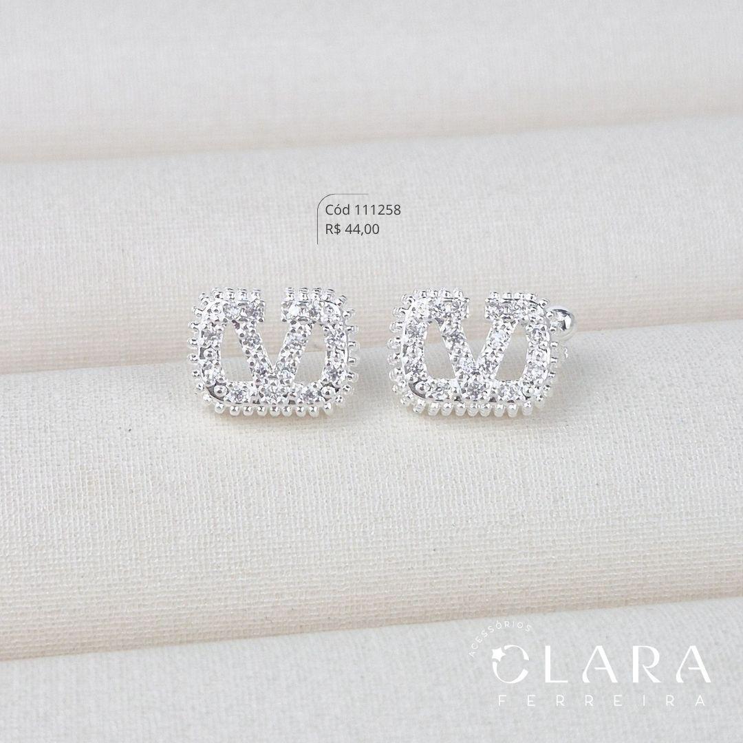 BRINCO RETANGULAR V MICROZIRCÔNIAS C/ BORDAS PONTILADAS - INSPIRAÇÃO VALENTINO - 9MM - Banho de Prata