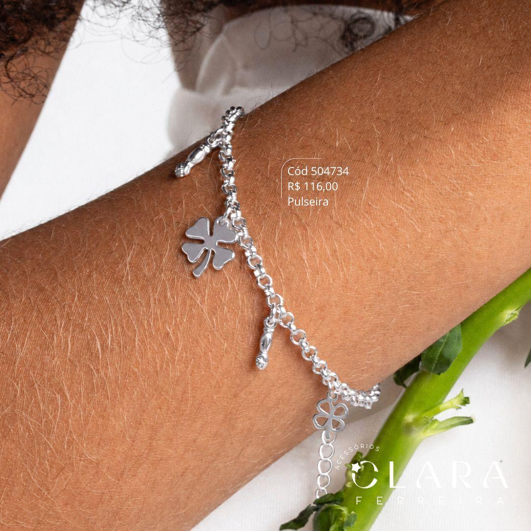 PULSEIRA DA SORTE ELOS PORTUGUÊS C/ 2 TREVOS DE QUATRO FOLHAS 5MM VAZADOS 2 FIGAS 8MM E 1 TREVO DE QUATRO FOLHAS 11MM LISO PENDURADOS - 17CM - Banho de Prata