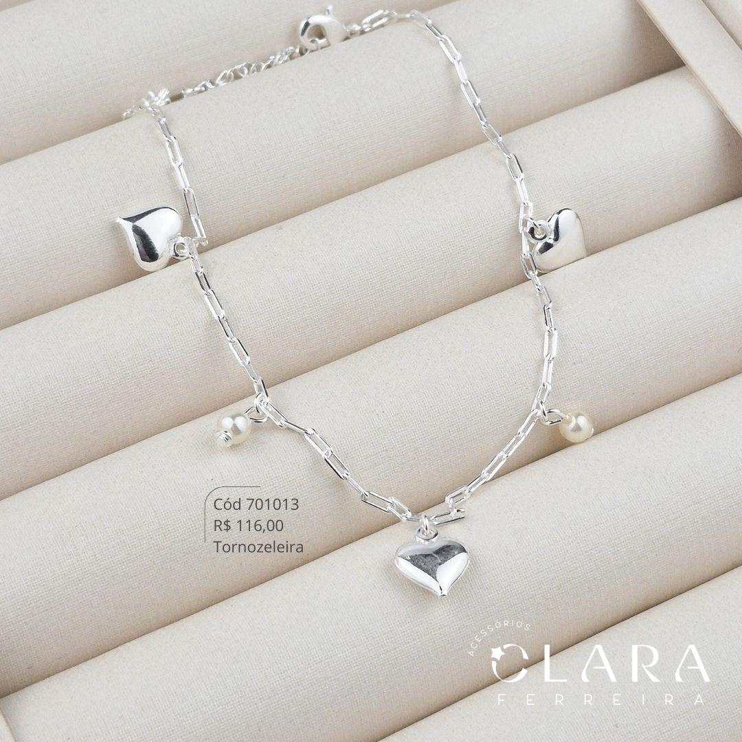 TORNOZELEIRA ELOS CARTIER C/ 3 CORAÇÕES 11MM E 2 PÉROLAS 4MM INTERCALADOS PENDURADOS - 23CM - Banho de Prata