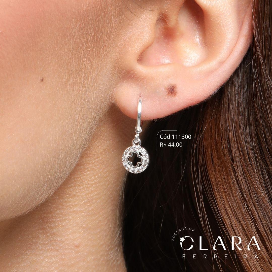 BRINCO ARGOLINHA TRANQUETA C/ MEDALHA TREVO VAN CLEEF ALHAMBRA VAZADO 9MM ADORNADO MICROZIRCÔNIAS PENDURADO - Banho de Prata