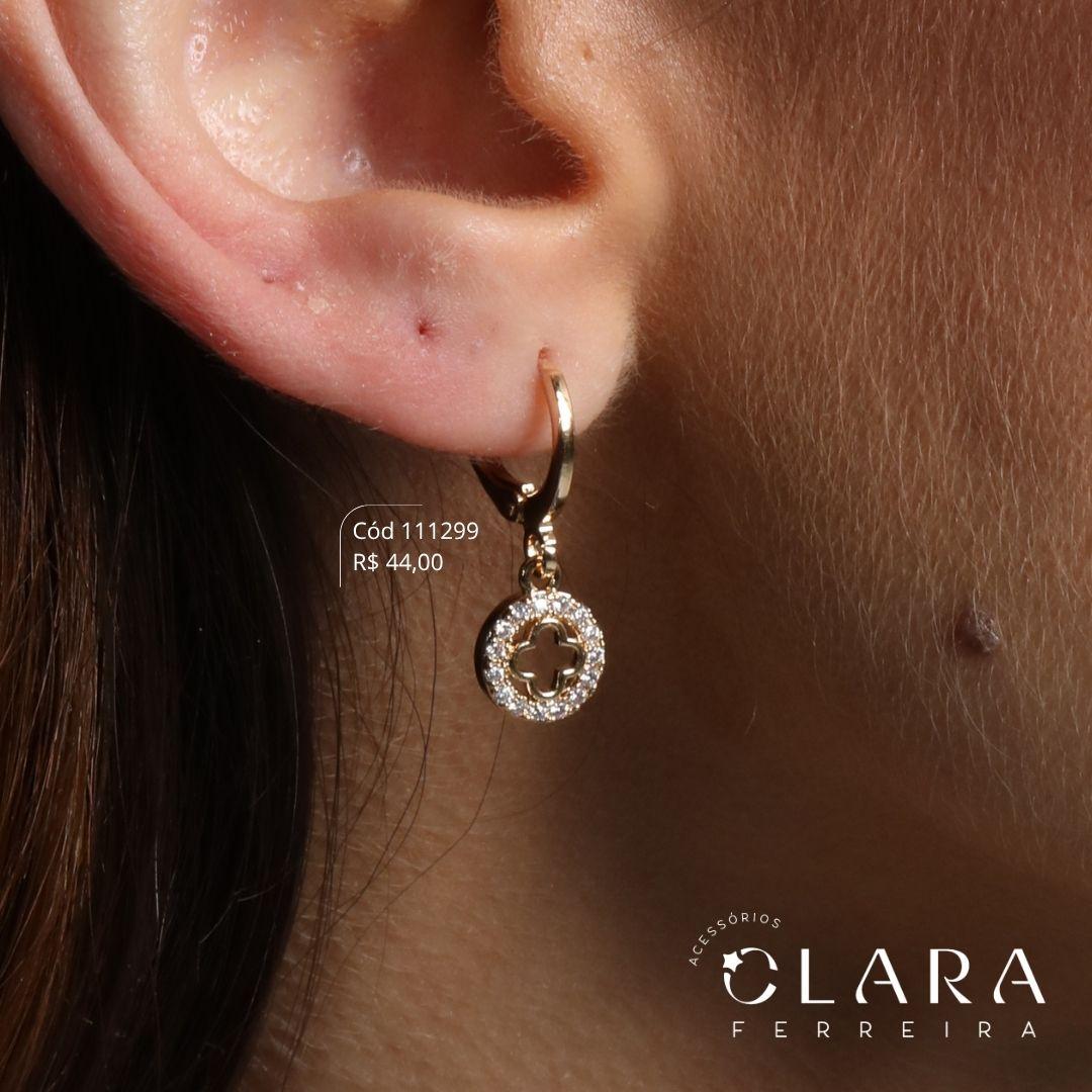 BRINCO ARGOLINHA TRANQUETA C/ MEDALHA TREVO VAN CLEEF ALHAMBRA VAZADO 9MM ADORNADO MICROZIRCÔNIAS PENDURADO - Dourado
