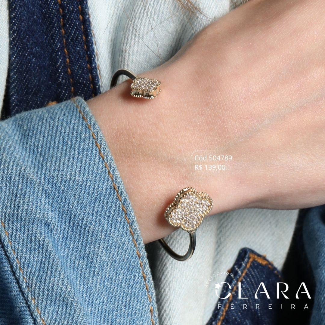PULSEIRA BRACELETE FIO RÍGIDO ABERTO C/ 2 TREVOS VAN CLEEF ALHAMBRA ZIRCÔNIAS NAS PONTAS - PEÇA EXCLUSIVA - 10 E 16MM - Dourado