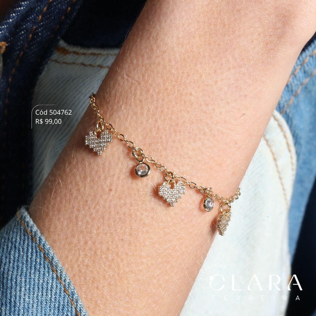 PULSEIRA ELOS C/ 5 PINGENTES PENDURADOS: 3 CORAÇÕES MICROZIRCÔNIAS 8MM E 2 ZIRCÔNIAS REDONDAS 5MM - 17CM - Dourado